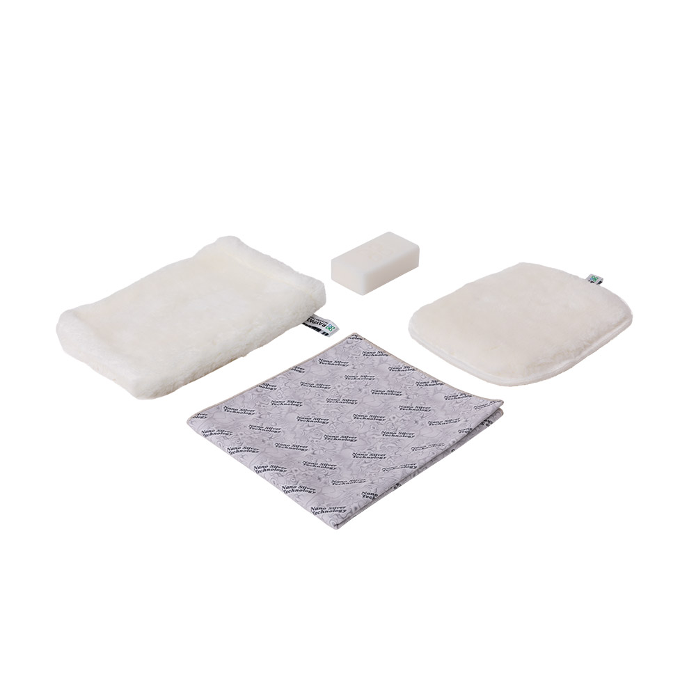 172493441166d0690bc3486 The Zestaw na start - Kuchnia includes four cleaning items on a white background: two white fuzzy pads, a white rectangular sponge, and a folded patterned cleaning cloth.