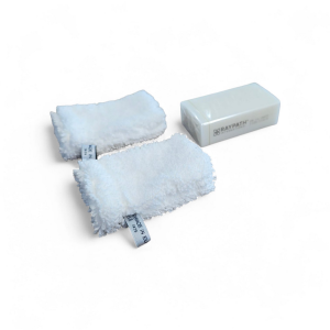 Dwie białe, puszyste rękawice do sprzątania z metkami i biała prostokątna kostka mydła do sprzątania z napisem RAYPATH są wyświetlane na gładkim białym tle.