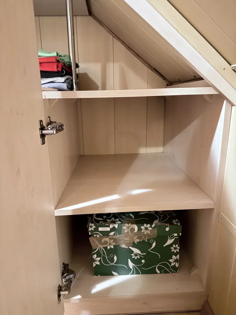 Uporządkowana szafa z pudełkiem na firany, decluttering w Częstochowie